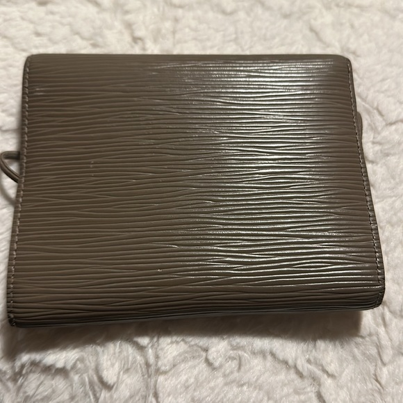 Louis Vuitton - Picture 7 of 8